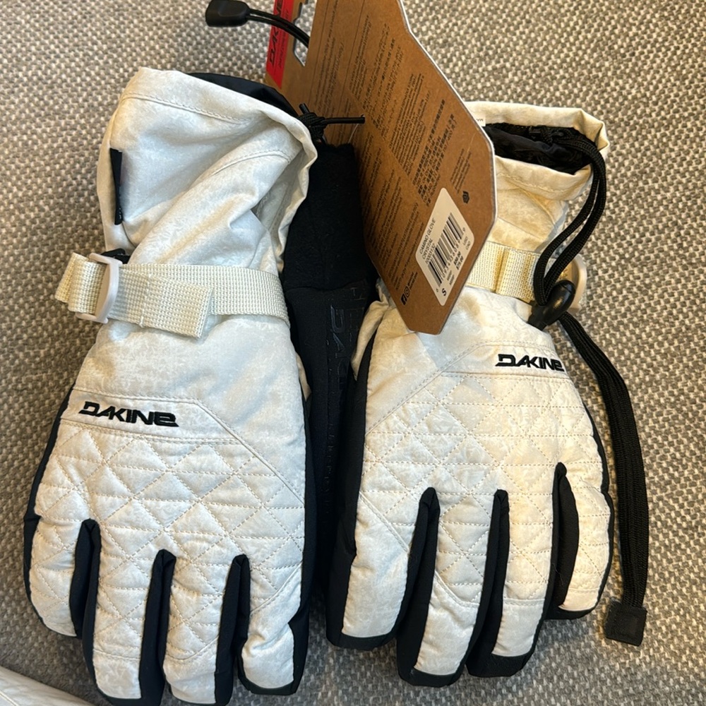 Ski gloves never used